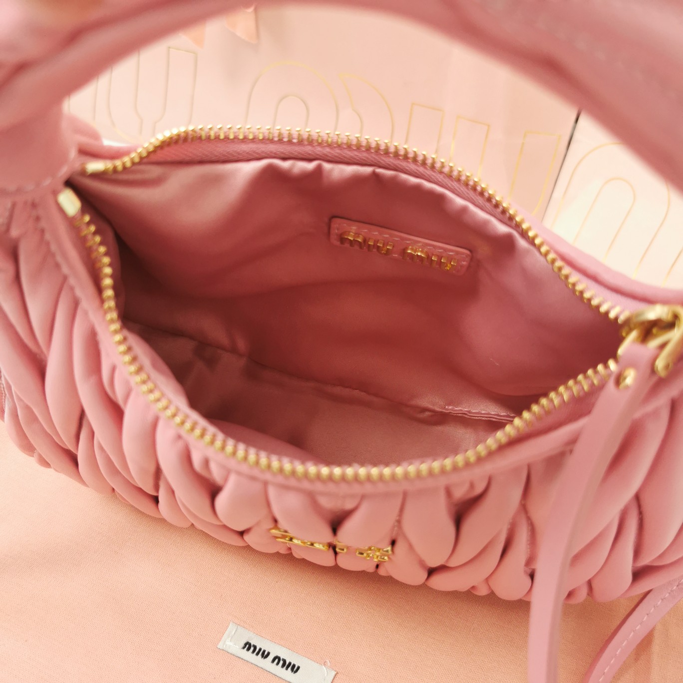 最高級MiuMiuスーパーコピー ミュウミュウバッグコピー ワンダー マテラッセレザー ホーボーバッグ ピンク 5BC125_N88_F0638_V_OOY レザー ゴールド金具 - 画像 (3)