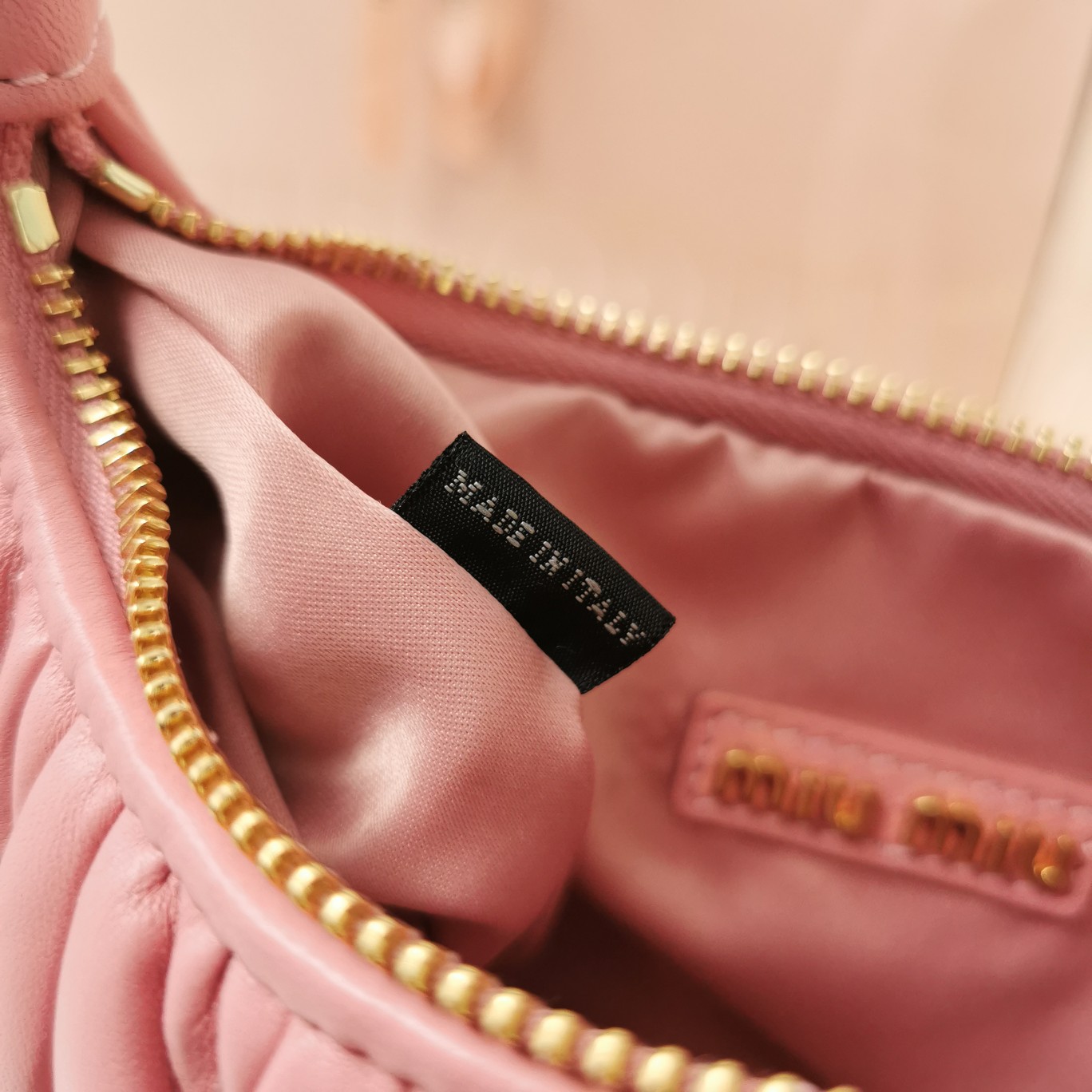 最高級MiuMiuスーパーコピー ミュウミュウバッグコピー ワンダー マテラッセレザー ホーボーバッグ ピンク 5BC125_N88_F0638_V_OOY レザー ゴールド金具 - 画像 (2)