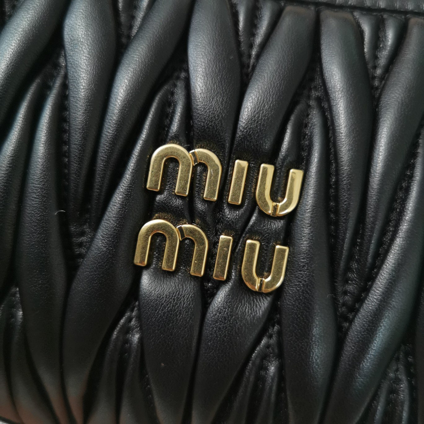 最高級MiuMiuスーパーコピー ミュウミュウバッグコピー ワンダー マテラッセレザー ホーボーバッグ ブラック 5BC125_N88_F0002_V_OOY レザー ゴールド金具 - 画像 (6)