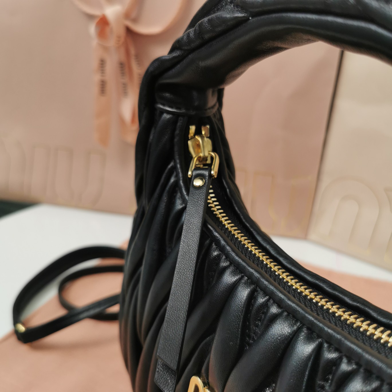 最高級MiuMiuスーパーコピー ミュウミュウバッグコピー ワンダー マテラッセレザー ホーボーバッグ ブラック 5BC125_N88_F0002_V_OOY レザー ゴールド金具 - 画像 (5)