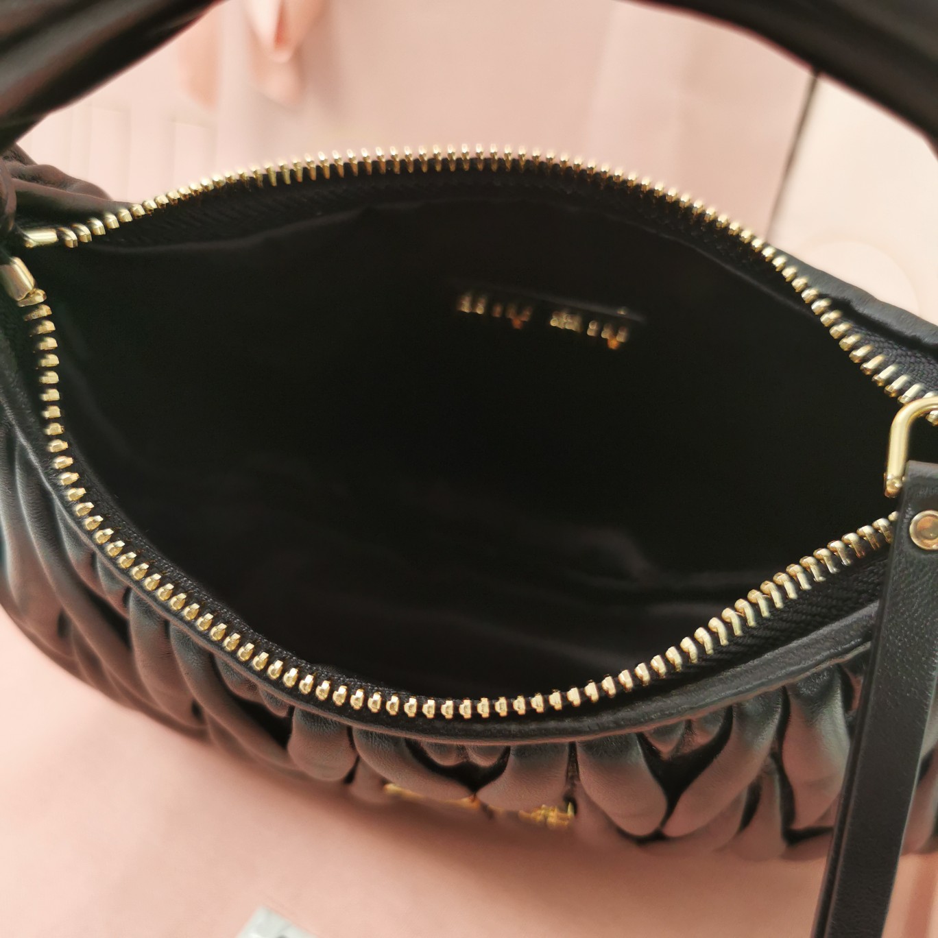最高級MiuMiuスーパーコピー ミュウミュウバッグコピー ワンダー マテラッセレザー ホーボーバッグ ブラック 5BC125_N88_F0002_V_OOY レザー ゴールド金具 - 画像 (4)