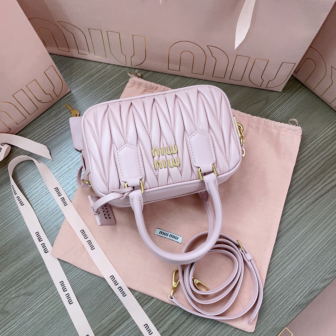 最高級MiuMiuスーパーコピー ミュウミュウバッグコピー アルカディ マテラッセレザー バッグ ピンク 5BB123_N88_F0E18_V_YOO レザー ゴールド金具 - 画像 (2)