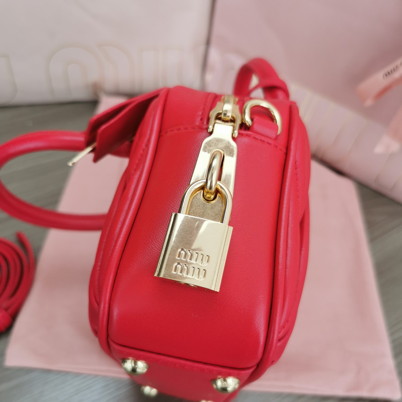 最高級MiuMiuスーパーコピー ミュウミュウバッグコピー アルカディ マテラッセレザー バッグ レッド 5BB123_N88_F0011_V_YOO レザー ゴールド金具 - 画像 (4)