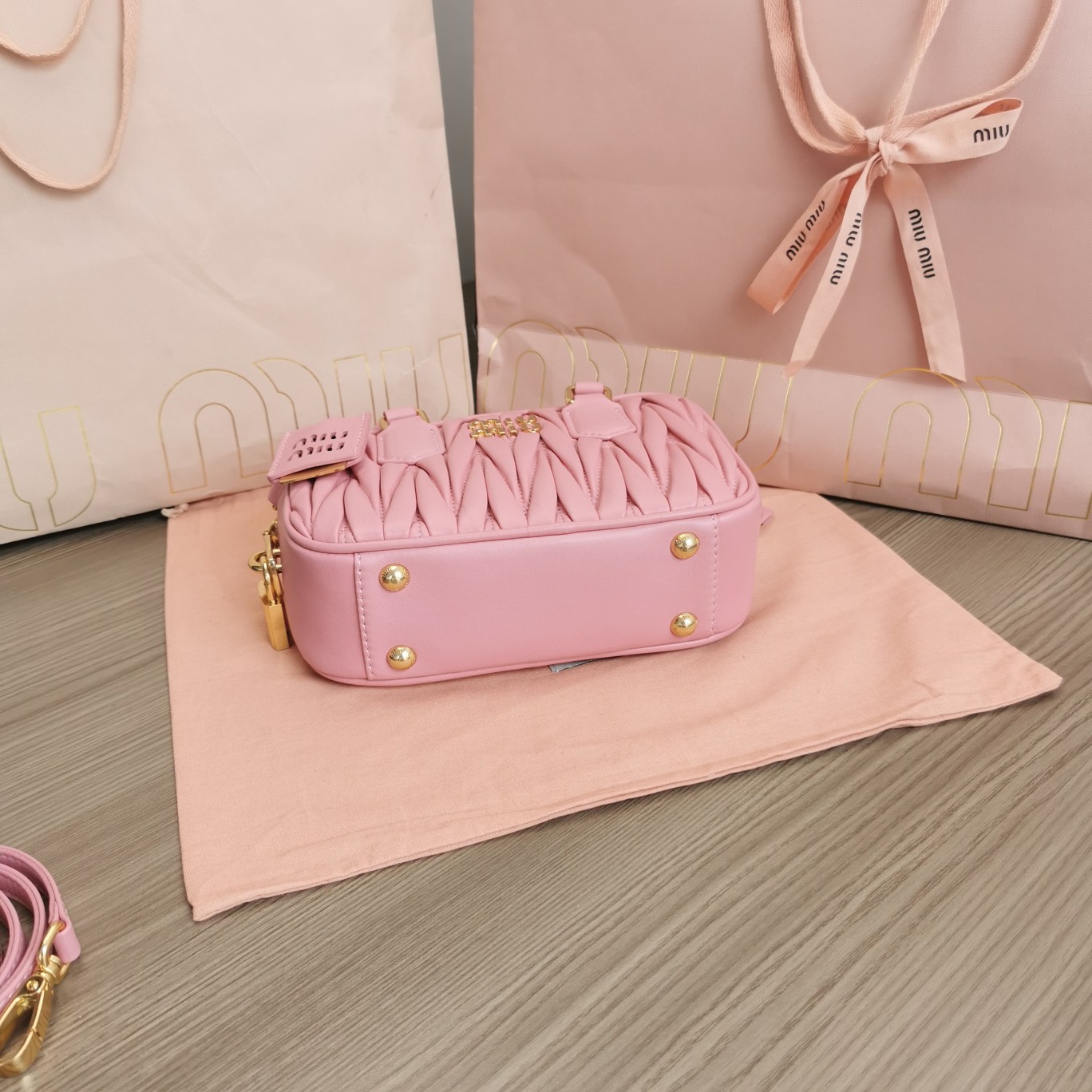 最高級MiuMiuスーパーコピー ミュウミュウバッグコピー アルカディ マテラッセレザー バッグ ピンク 5BB123_N88_F0638_V_YOO レザー ゴールド金具 - 画像 (7)
