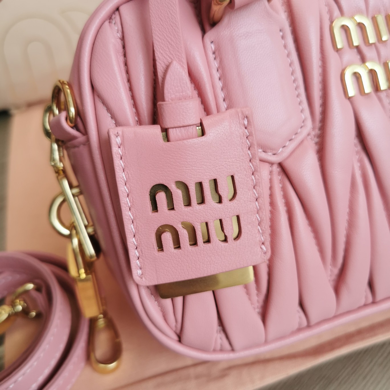 最高級MiuMiuスーパーコピー ミュウミュウバッグコピー アルカディ マテラッセレザー バッグ ピンク 5BB123_N88_F0638_V_YOO レザー ゴールド金具 - 画像 (5)