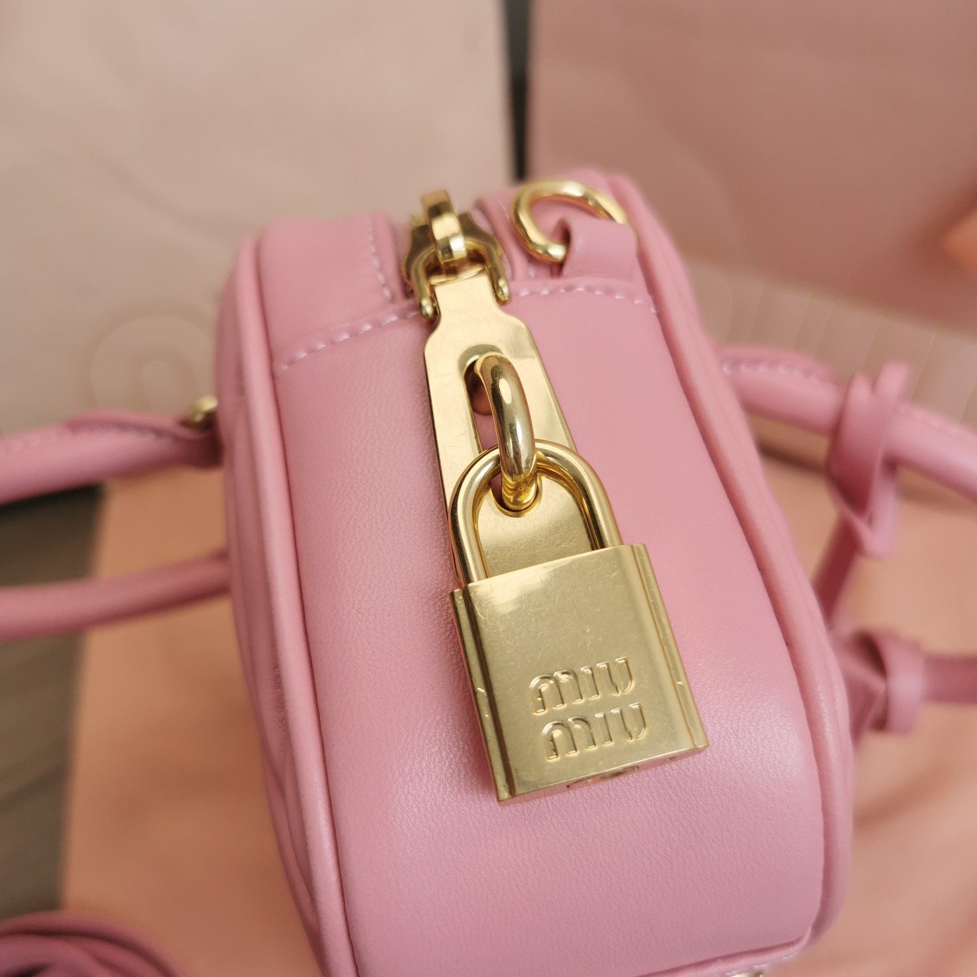 最高級MiuMiuスーパーコピー ミュウミュウバッグコピー アルカディ マテラッセレザー バッグ ピンク 5BB123_N88_F0638_V_YOO レザー ゴールド金具 - 画像 (4)