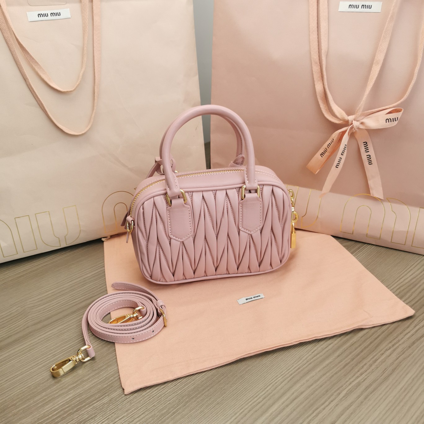 最高級MiuMiuスーパーコピー ミュウミュウバッグコピー アルカディ マテラッセレザー バッグ ピンク 5BB123_N88_F0E18_V_YOO レザー ゴールド金具 - 画像 (9)