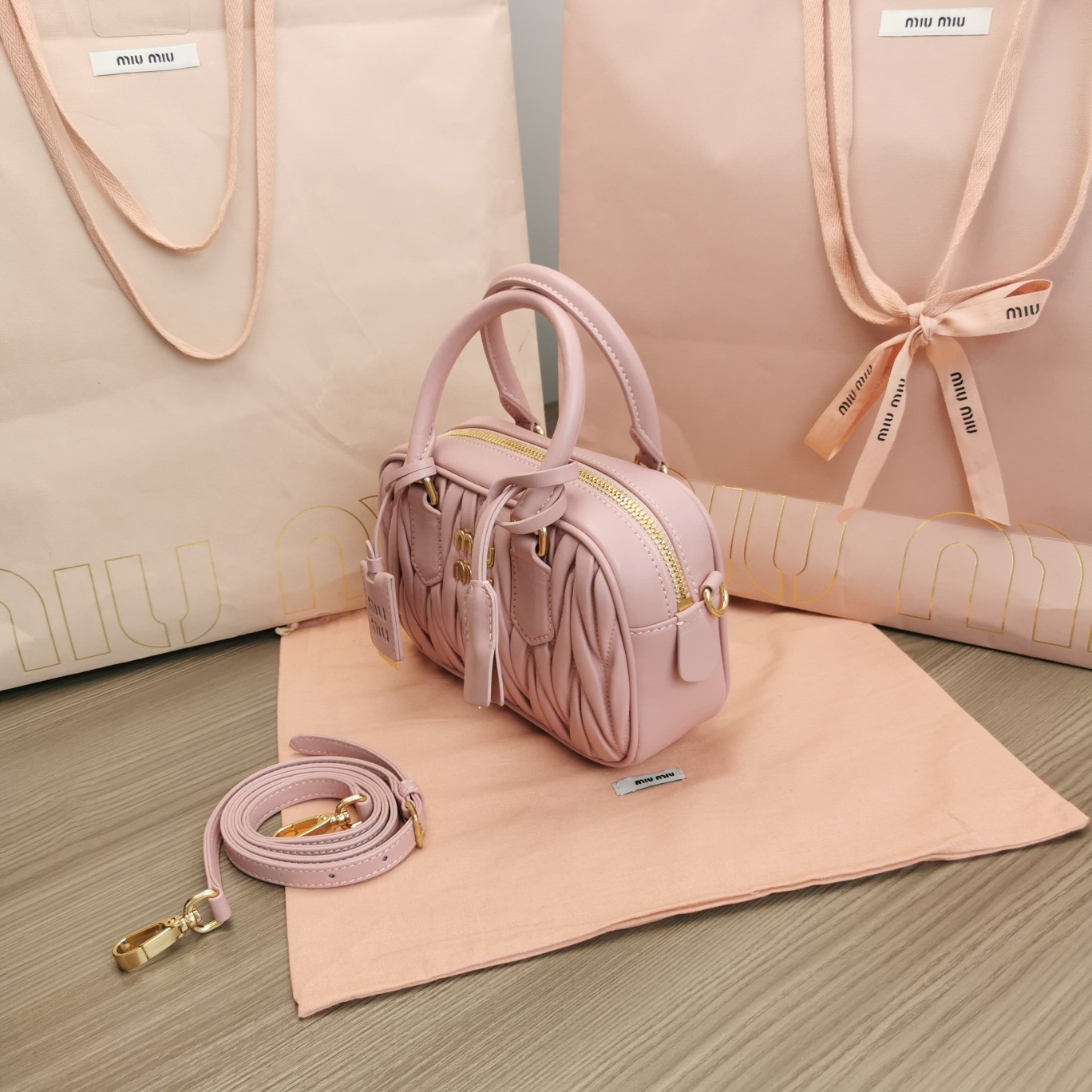 最高級MiuMiuスーパーコピー ミュウミュウバッグコピー アルカディ マテラッセレザー バッグ ピンク 5BB123_N88_F0E18_V_YOO レザー ゴールド金具 - 画像 (8)
