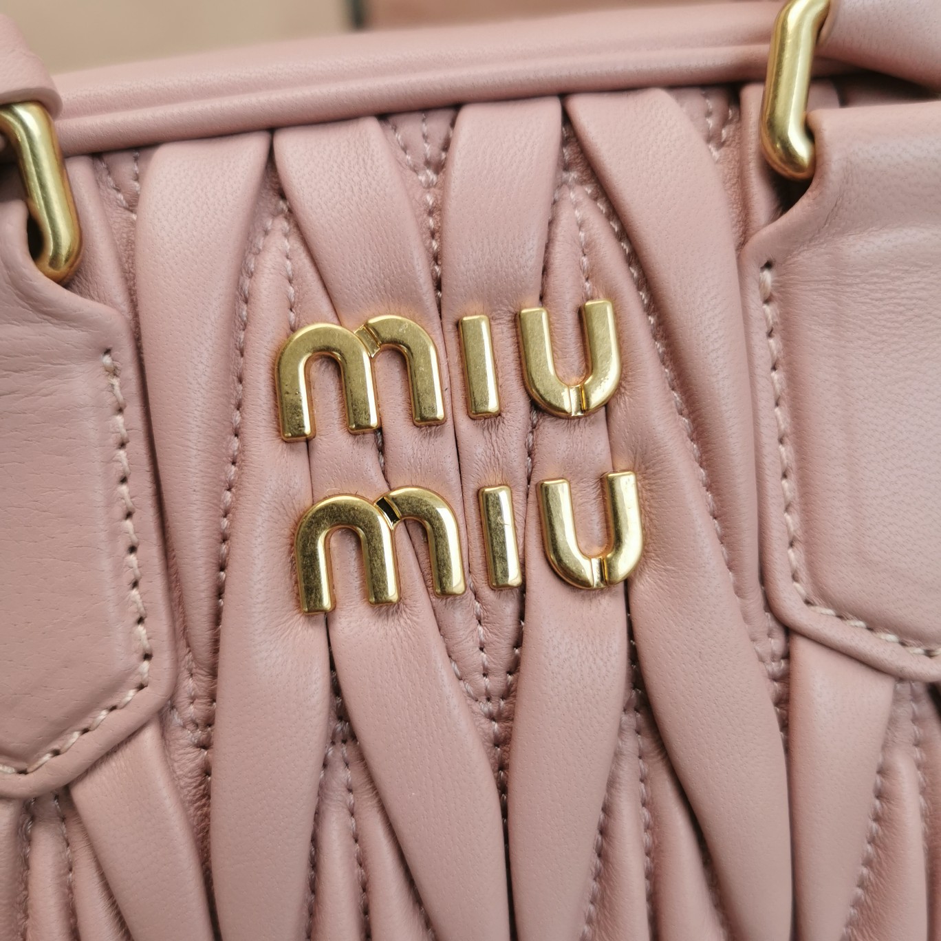 最高級MiuMiuスーパーコピー ミュウミュウバッグコピー アルカディ マテラッセレザー バッグ ピンク 5BB123_N88_F0E18_V_YOO レザー ゴールド金具 - 画像 (6)