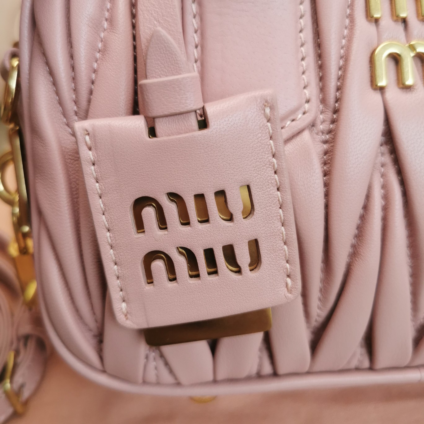 最高級MiuMiuスーパーコピー ミュウミュウバッグコピー アルカディ マテラッセレザー バッグ ピンク 5BB123_N88_F0E18_V_YOO レザー ゴールド金具 - 画像 (5)