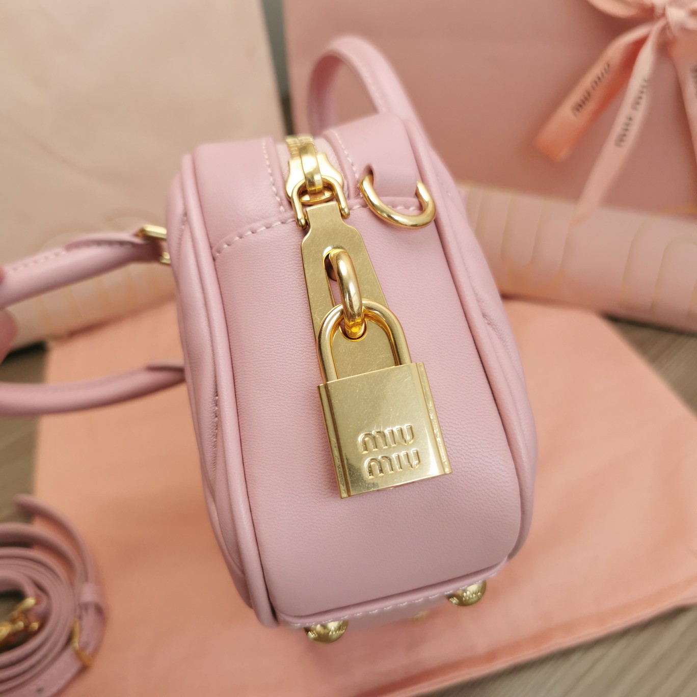 最高級MiuMiuスーパーコピー ミュウミュウバッグコピー アルカディ マテラッセレザー バッグ ピンク 5BB123_N88_F0E18_V_YOO レザー ゴールド金具 - 画像 (4)