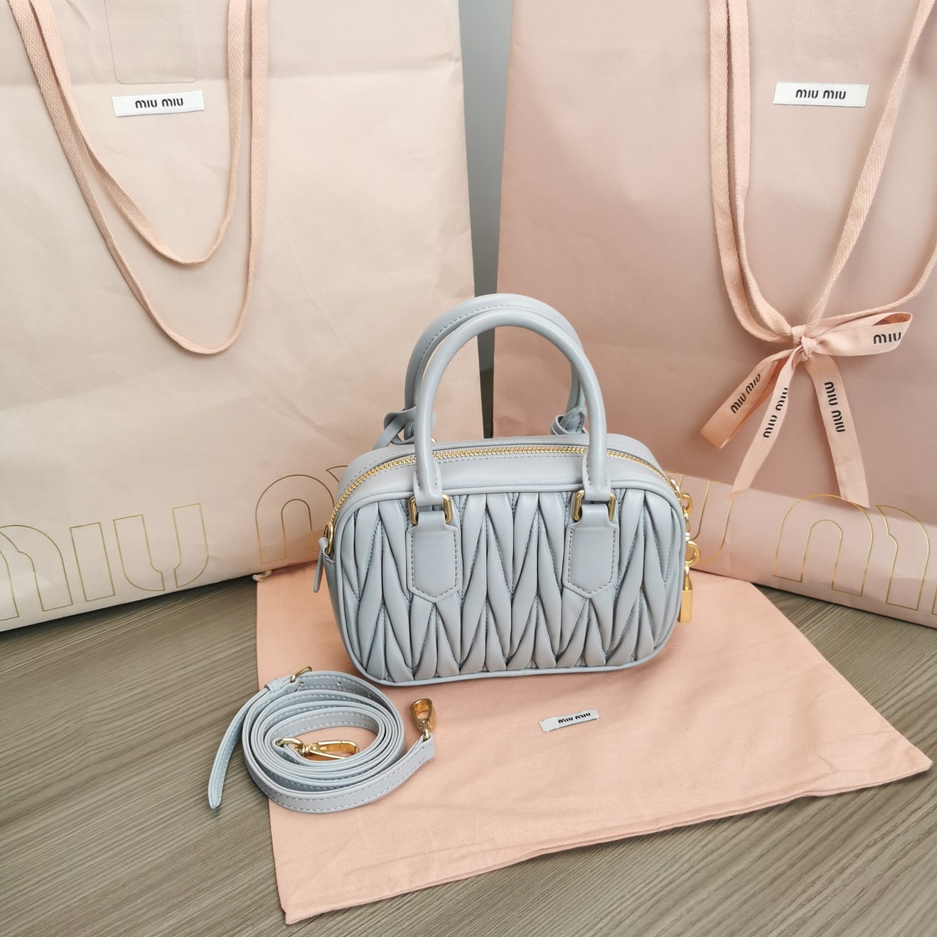 最高級MiuMiuスーパーコピー ミュウミュウバッグコピー アルカディ マテラッセレザー バッグ パールグレー 5BB123_N88_F0164_V_YOO レザー ゴールド金具 - 画像 (9)