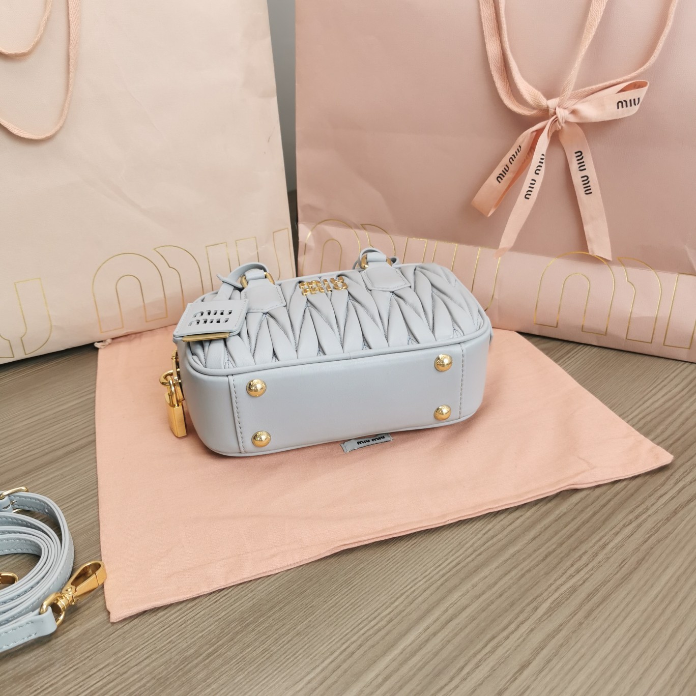 最高級MiuMiuスーパーコピー ミュウミュウバッグコピー アルカディ マテラッセレザー バッグ パールグレー 5BB123_N88_F0164_V_YOO レザー ゴールド金具 - 画像 (7)
