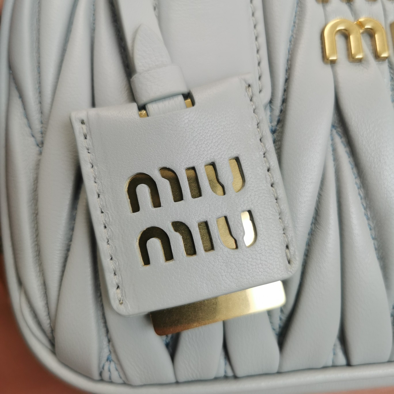 最高級MiuMiuスーパーコピー ミュウミュウバッグコピー アルカディ マテラッセレザー バッグ パールグレー 5BB123_N88_F0164_V_YOO レザー ゴールド金具 - 画像 (5)