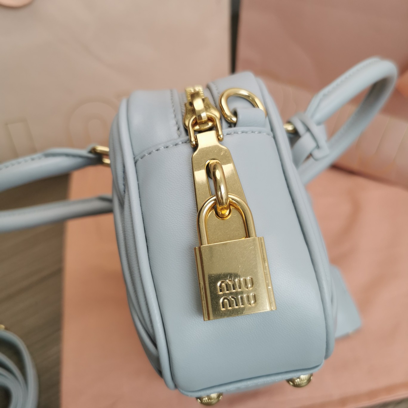 最高級MiuMiuスーパーコピー ミュウミュウバッグコピー アルカディ マテラッセレザー バッグ パールグレー 5BB123_N88_F0164_V_YOO レザー ゴールド金具 - 画像 (4)