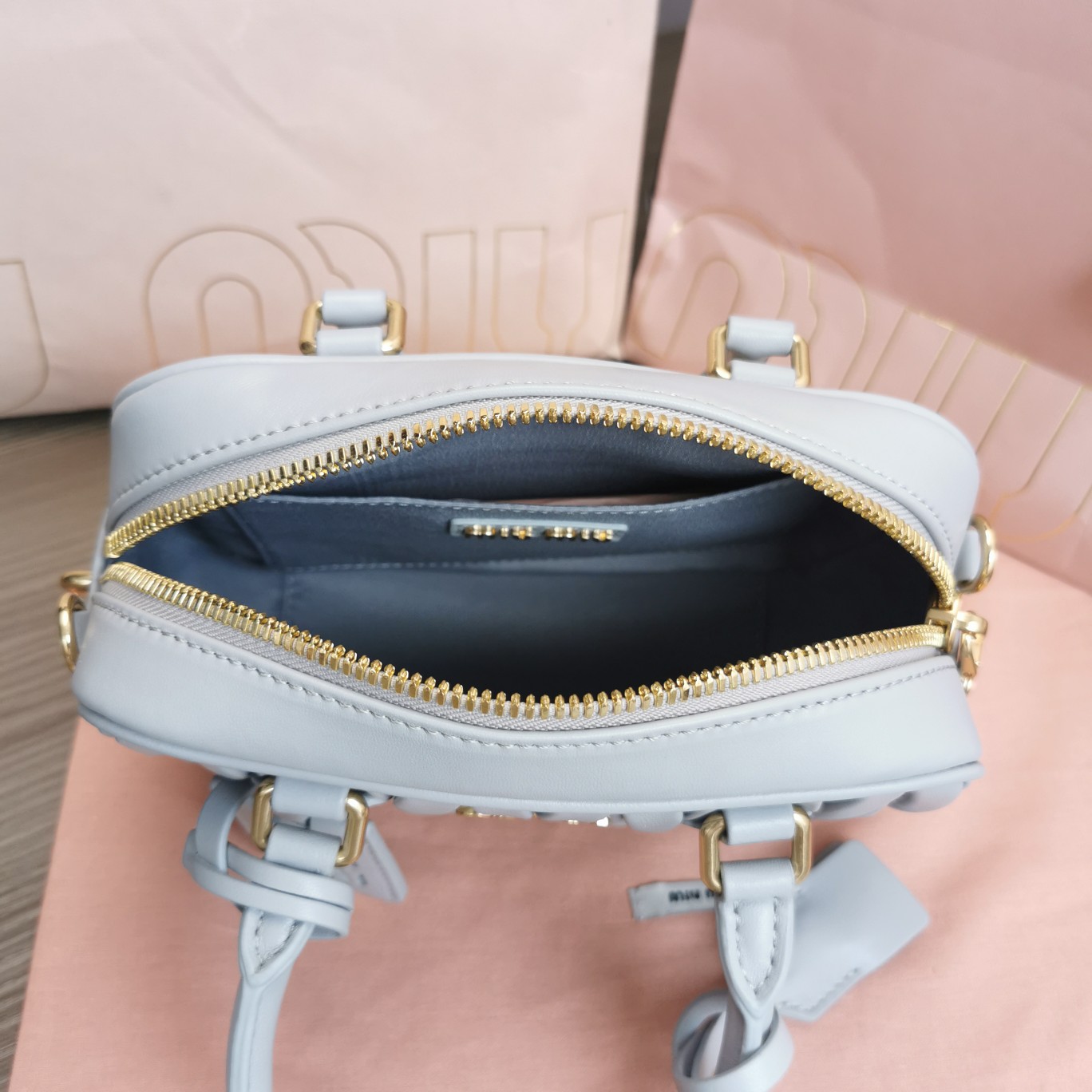 最高級MiuMiuスーパーコピー ミュウミュウバッグコピー アルカディ マテラッセレザー バッグ パールグレー 5BB123_N88_F0164_V_YOO レザー ゴールド金具 - 画像 (3)