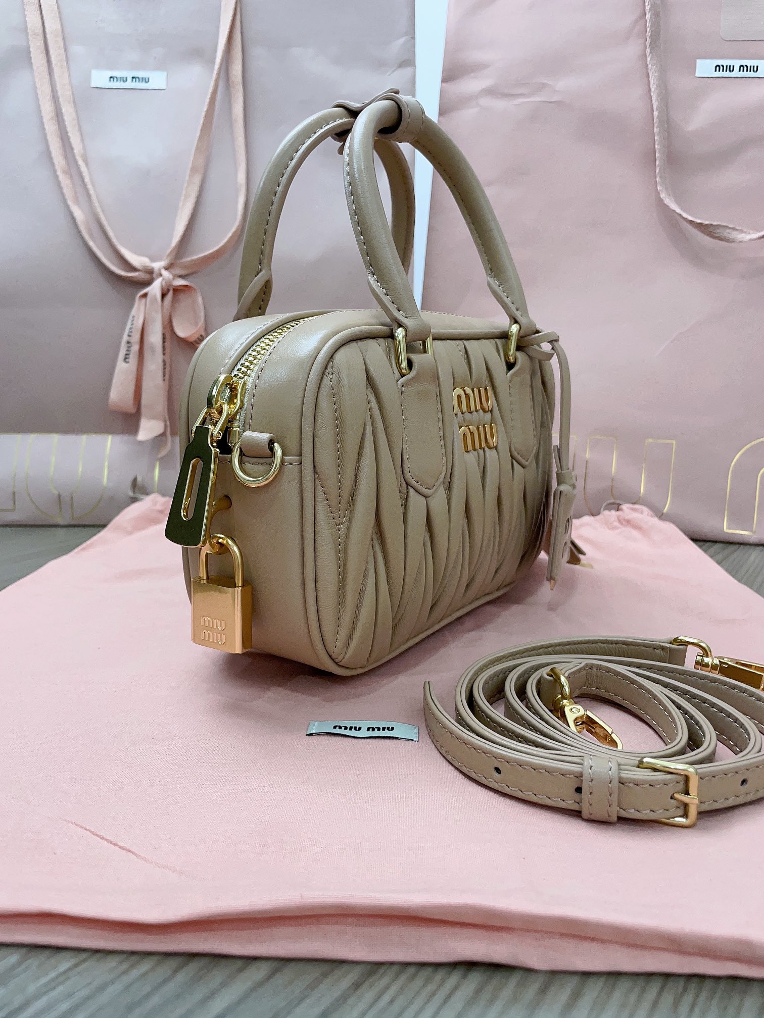 最高級MiuMiuスーパーコピー ミュウミュウバッグコピー アルカディ マテラッセレザー バッグ サンドベージュ 5BB123_N88_F0036_V_YOO レザー ゴールド金具 - 画像 (9)