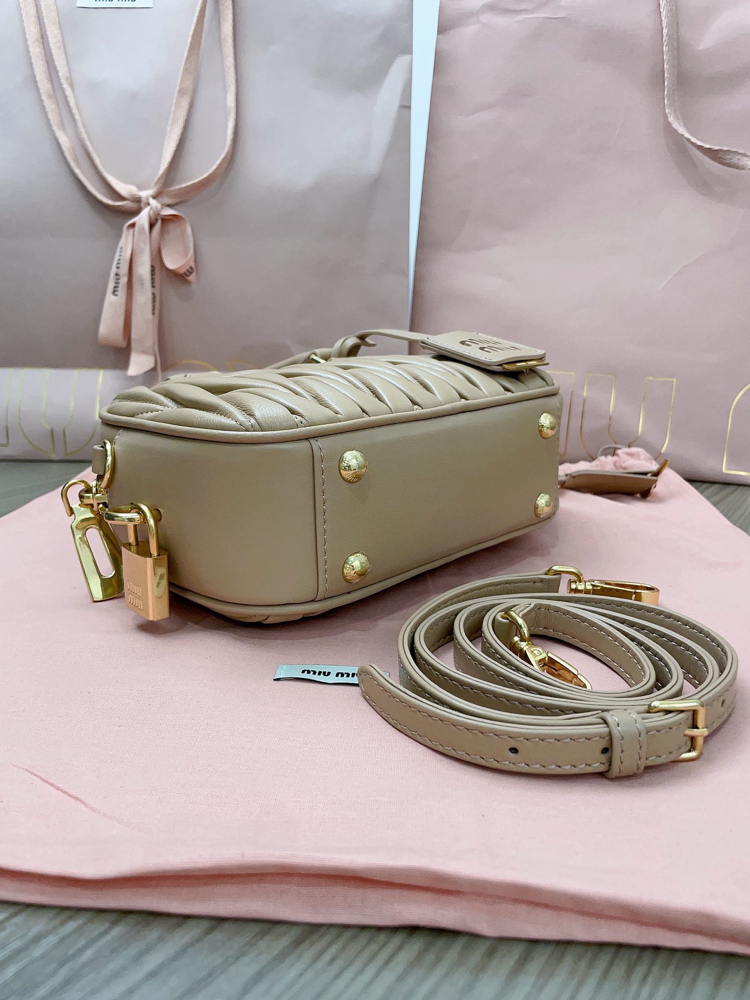最高級MiuMiuスーパーコピー ミュウミュウバッグコピー アルカディ マテラッセレザー バッグ サンドベージュ 5BB123_N88_F0036_V_YOO レザー ゴールド金具 - 画像 (7)