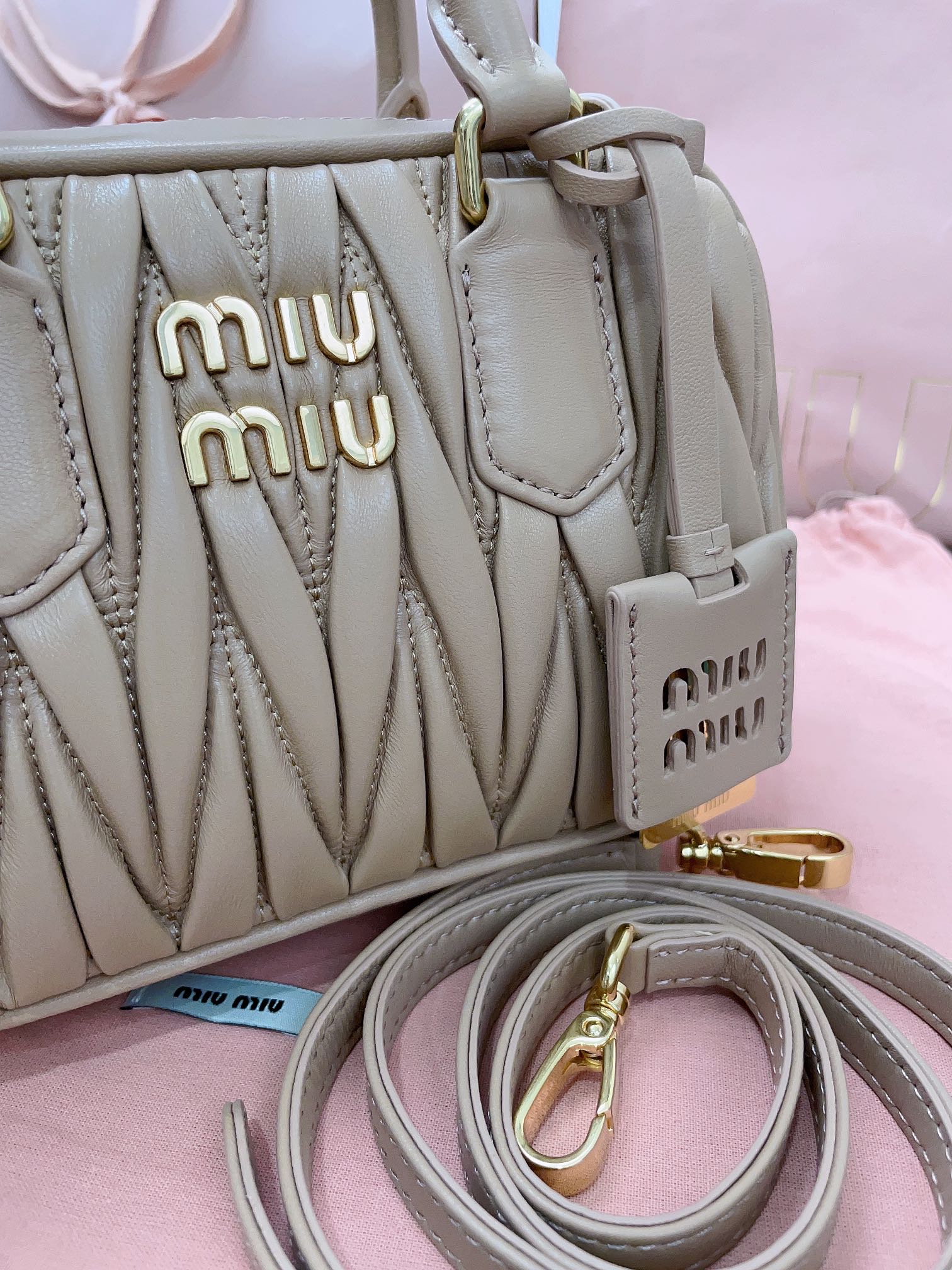 最高級MiuMiuスーパーコピー ミュウミュウバッグコピー アルカディ マテラッセレザー バッグ サンドベージュ 5BB123_N88_F0036_V_YOO レザー ゴールド金具 - 画像 (5)