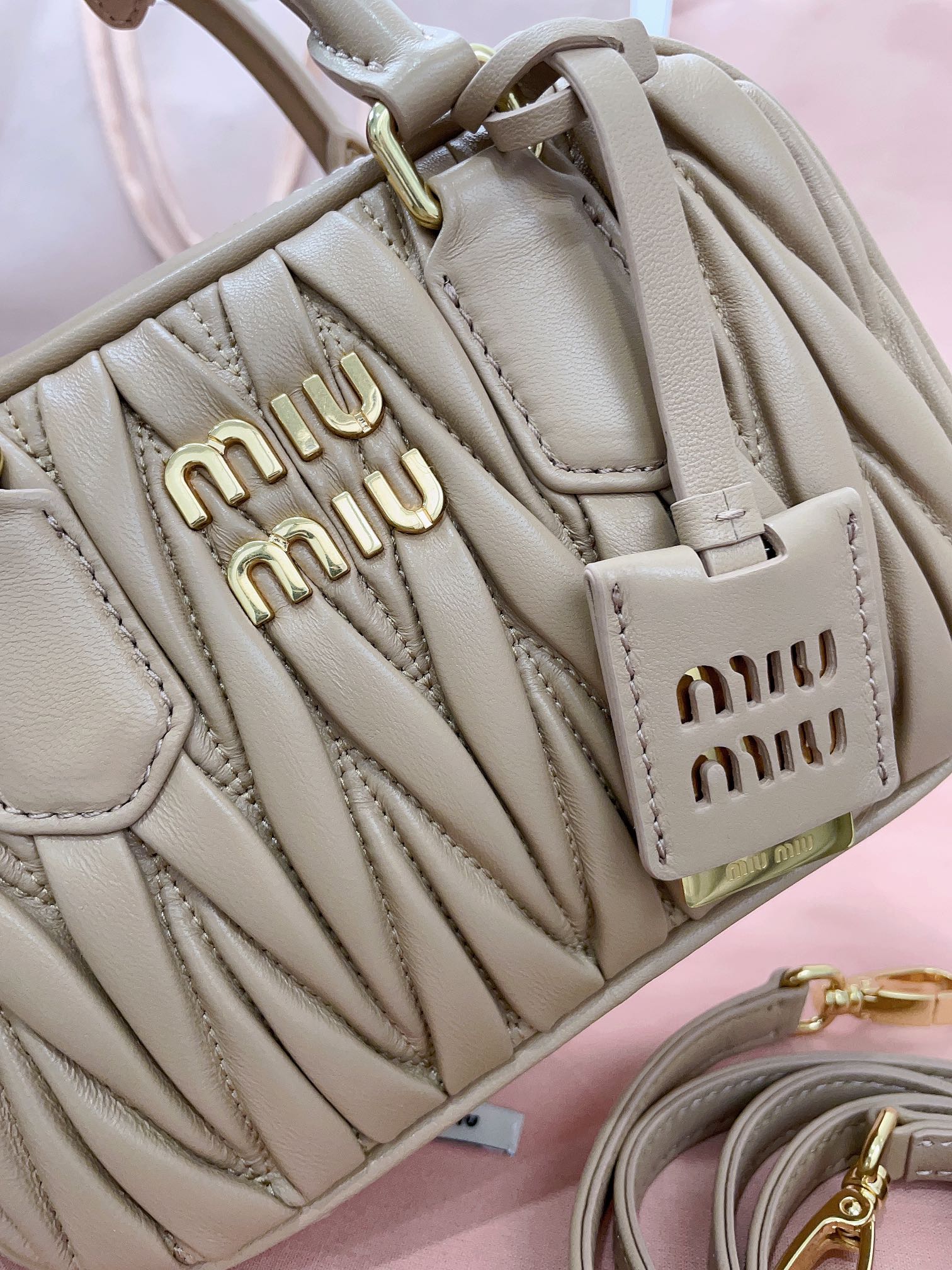 最高級MiuMiuスーパーコピー ミュウミュウバッグコピー アルカディ マテラッセレザー バッグ サンドベージュ 5BB123_N88_F0036_V_YOO レザー ゴールド金具 - 画像 (4)