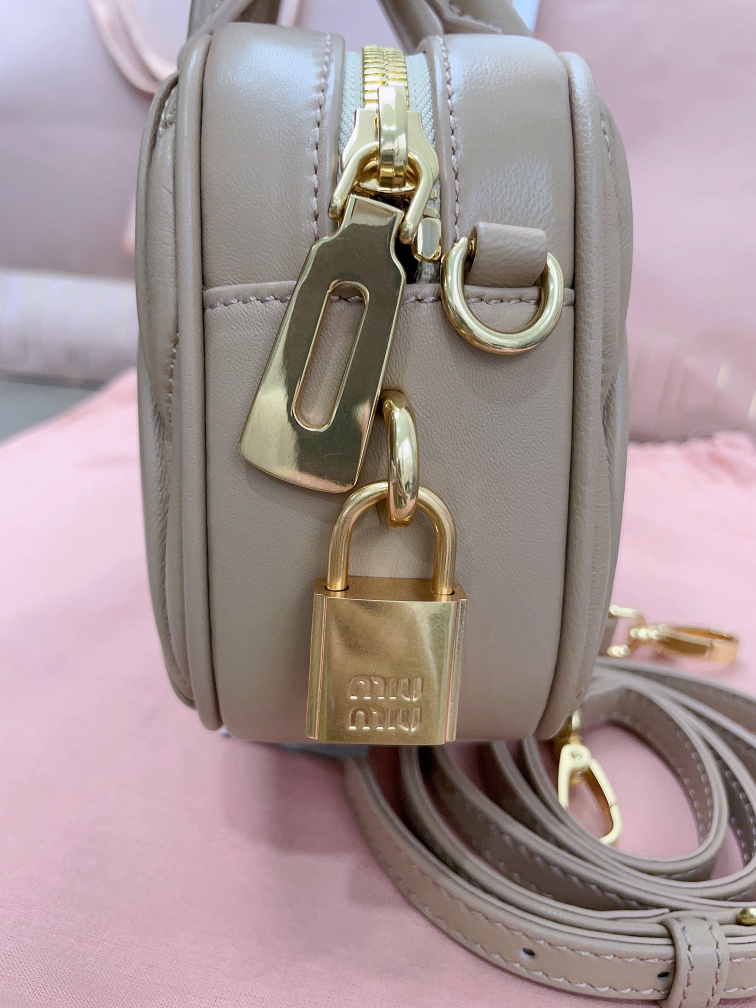 最高級MiuMiuスーパーコピー ミュウミュウバッグコピー アルカディ マテラッセレザー バッグ サンドベージュ 5BB123_N88_F0036_V_YOO レザー ゴールド金具 - 画像 (3)