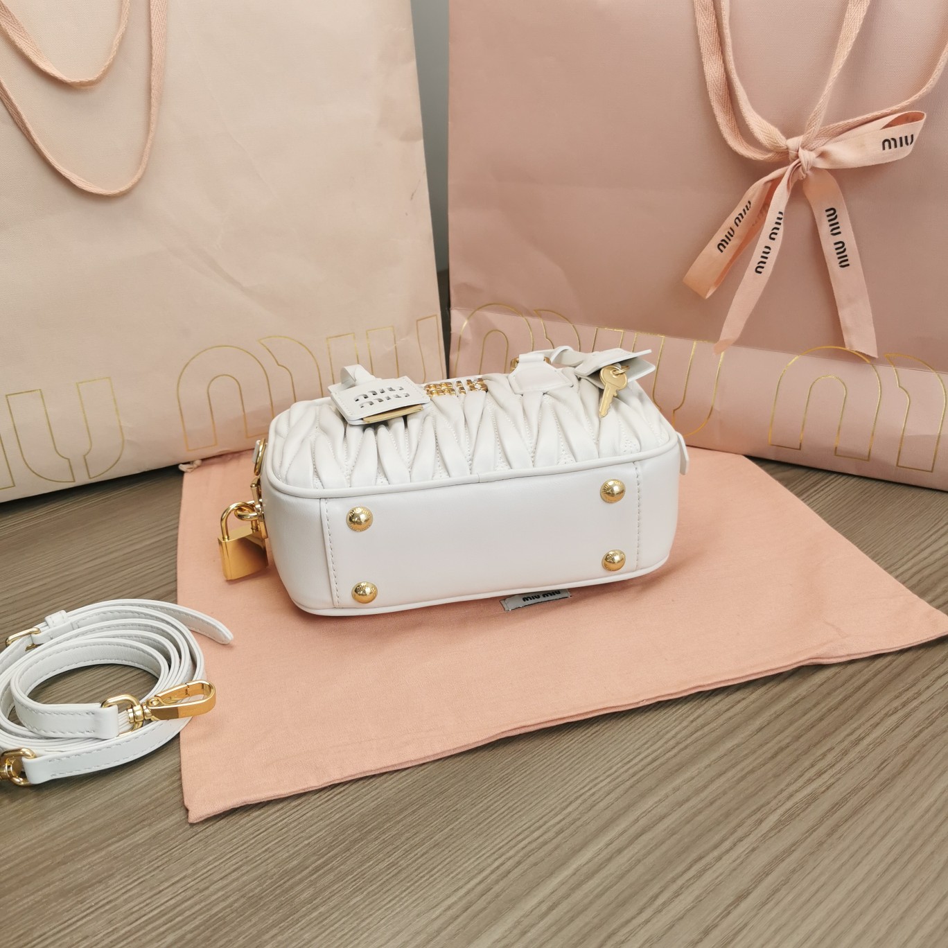 最高級MiuMiuスーパーコピー ミュウミュウバッグコピー アルカディ マテラッセレザー バッグ ホワイト 5BB123_N88_F0009_V_YOO レザー ゴールド金具 - 画像 (7)