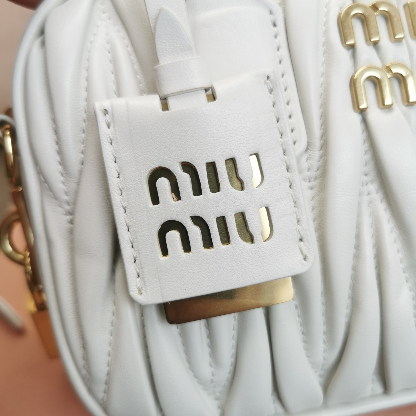 最高級MiuMiuスーパーコピー ミュウミュウバッグコピー アルカディ マテラッセレザー バッグ ホワイト 5BB123_N88_F0009_V_YOO レザー ゴールド金具 - 画像 (5)