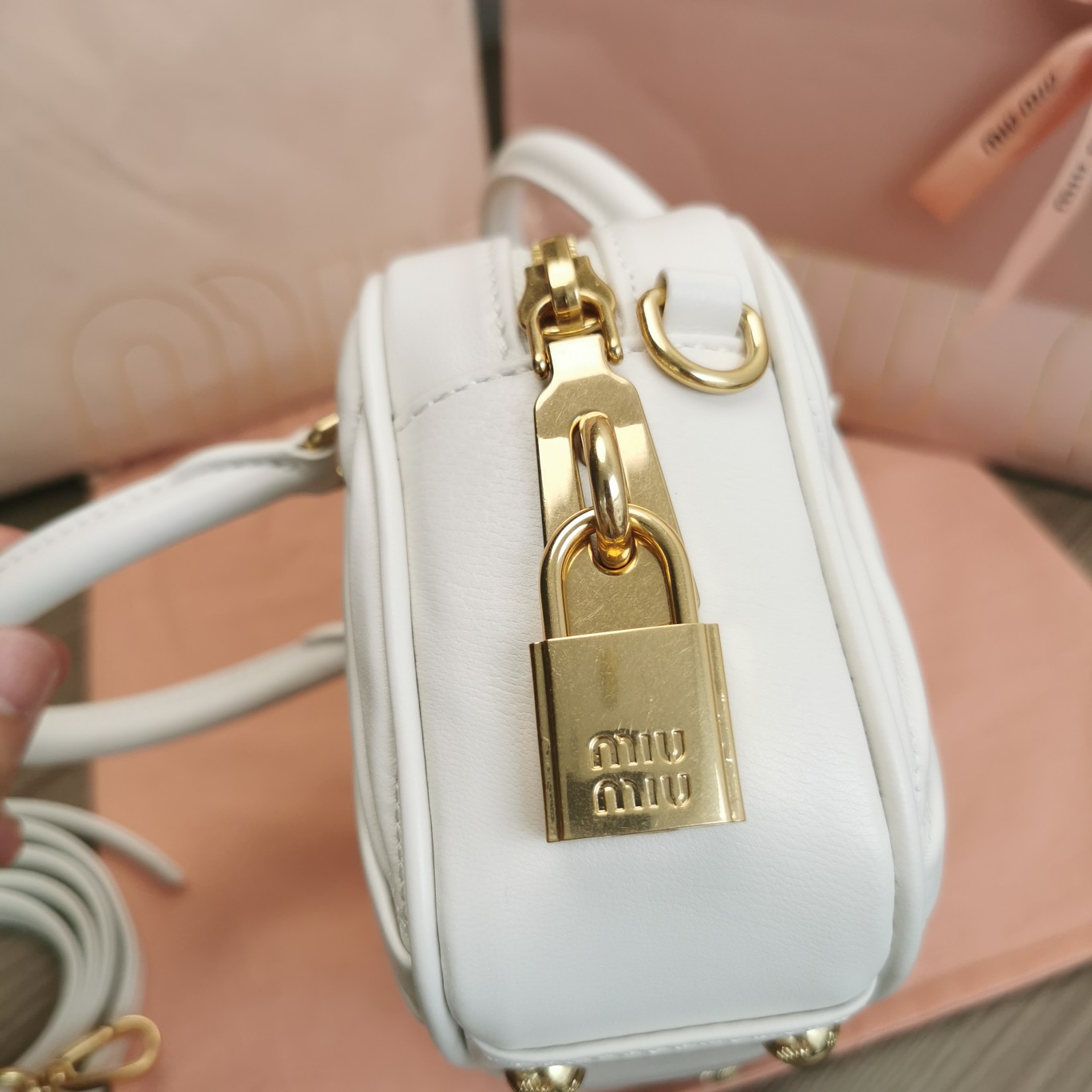 最高級MiuMiuスーパーコピー ミュウミュウバッグコピー アルカディ マテラッセレザー バッグ ホワイト 5BB123_N88_F0009_V_YOO レザー ゴールド金具 - 画像 (4)