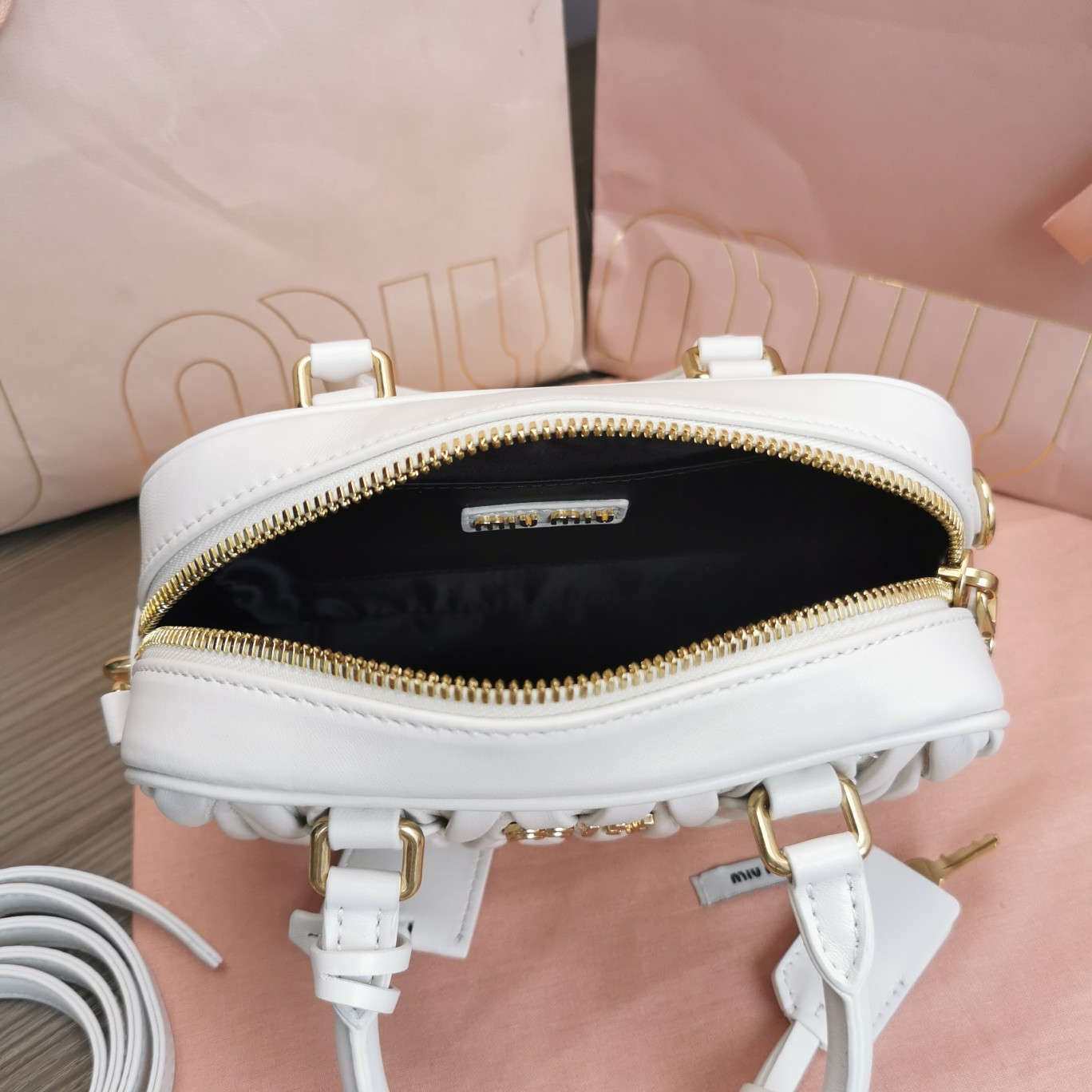 最高級MiuMiuスーパーコピー ミュウミュウバッグコピー アルカディ マテラッセレザー バッグ ホワイト 5BB123_N88_F0009_V_YOO レザー ゴールド金具 - 画像 (3)
