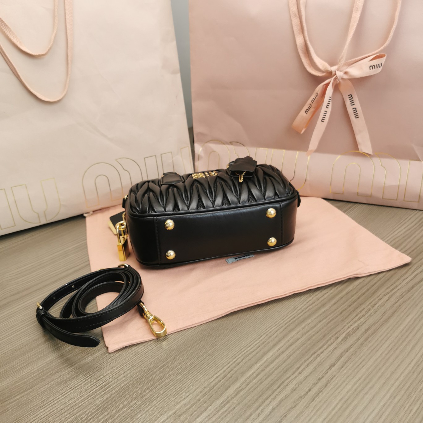 最高級MiuMiuスーパーコピー ミュウミュウバッグコピー アルカディ マテラッセレザー バッグ ブラック 5BB123_N88_F0002_V_YOO レザー ゴールド金具 - 画像 (7)