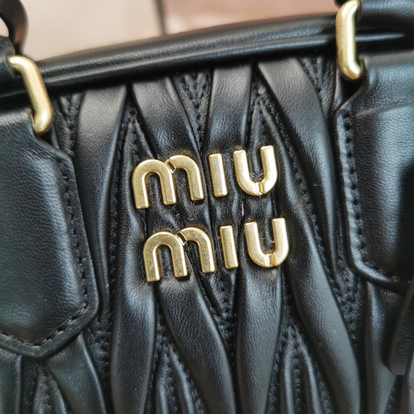 最高級MiuMiuスーパーコピー ミュウミュウバッグコピー アルカディ マテラッセレザー バッグ ブラック 5BB123_N88_F0002_V_YOO レザー ゴールド金具 - 画像 (6)