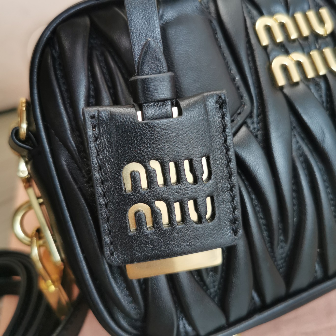 最高級MiuMiuスーパーコピー ミュウミュウバッグコピー アルカディ マテラッセレザー バッグ ブラック 5BB123_N88_F0002_V_YOO レザー ゴールド金具 - 画像 (5)