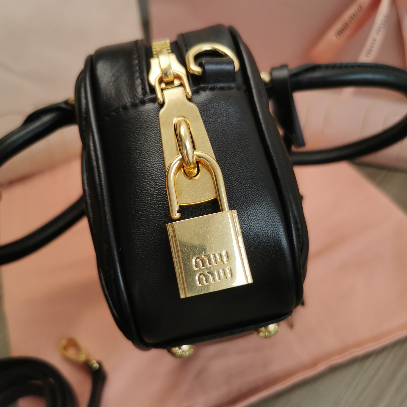 最高級MiuMiuスーパーコピー ミュウミュウバッグコピー アルカディ マテラッセレザー バッグ ブラック 5BB123_N88_F0002_V_YOO レザー ゴールド金具 - 画像 (4)