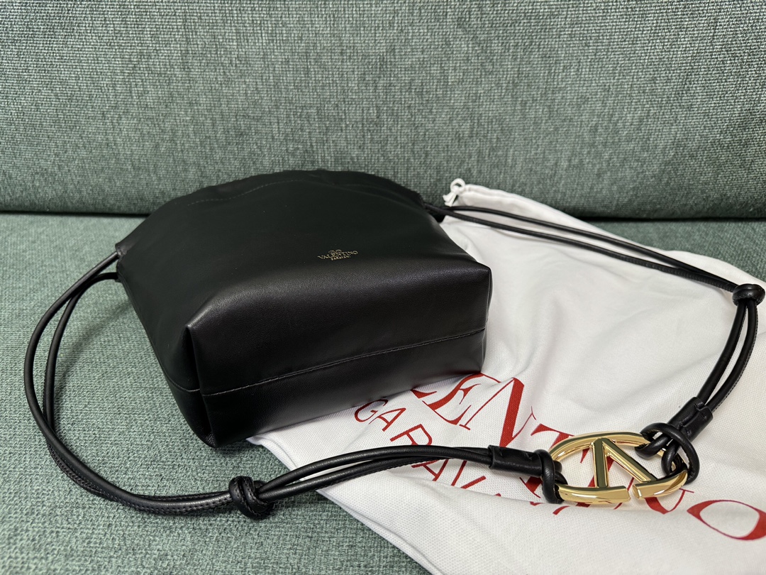 最高級ヴァレンティノスーパーコピー ヴァレンティノバッグコピー Vロゴ シグネチャー ナッパレザー ミニ バケットバッグ ブラック 5W2P0Z44VNL_0NO レザー ゴールド金具 - 画像 (4)