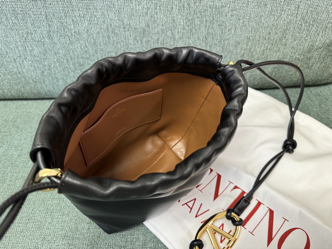 最高級ヴァレンティノスーパーコピー ヴァレンティノバッグコピー Vロゴ シグネチャー ナッパレザー ミニ バケットバッグ ブラック 5W2P0Z44VNL_0NO レザー ゴールド金具 - 画像 (3)