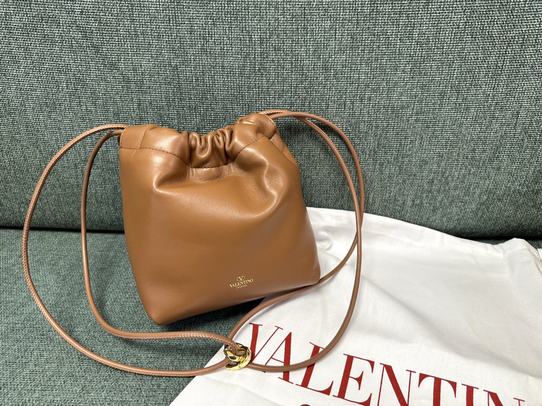最高級ヴァレンティノスーパーコピー ヴァレンティノバッグコピー Vロゴ シグネチャー ナッパレザー ミニ バケットバッグ アーモンド 5W2P0Z44VNL_KEL レザー ゴールド金具 - 画像 (9)