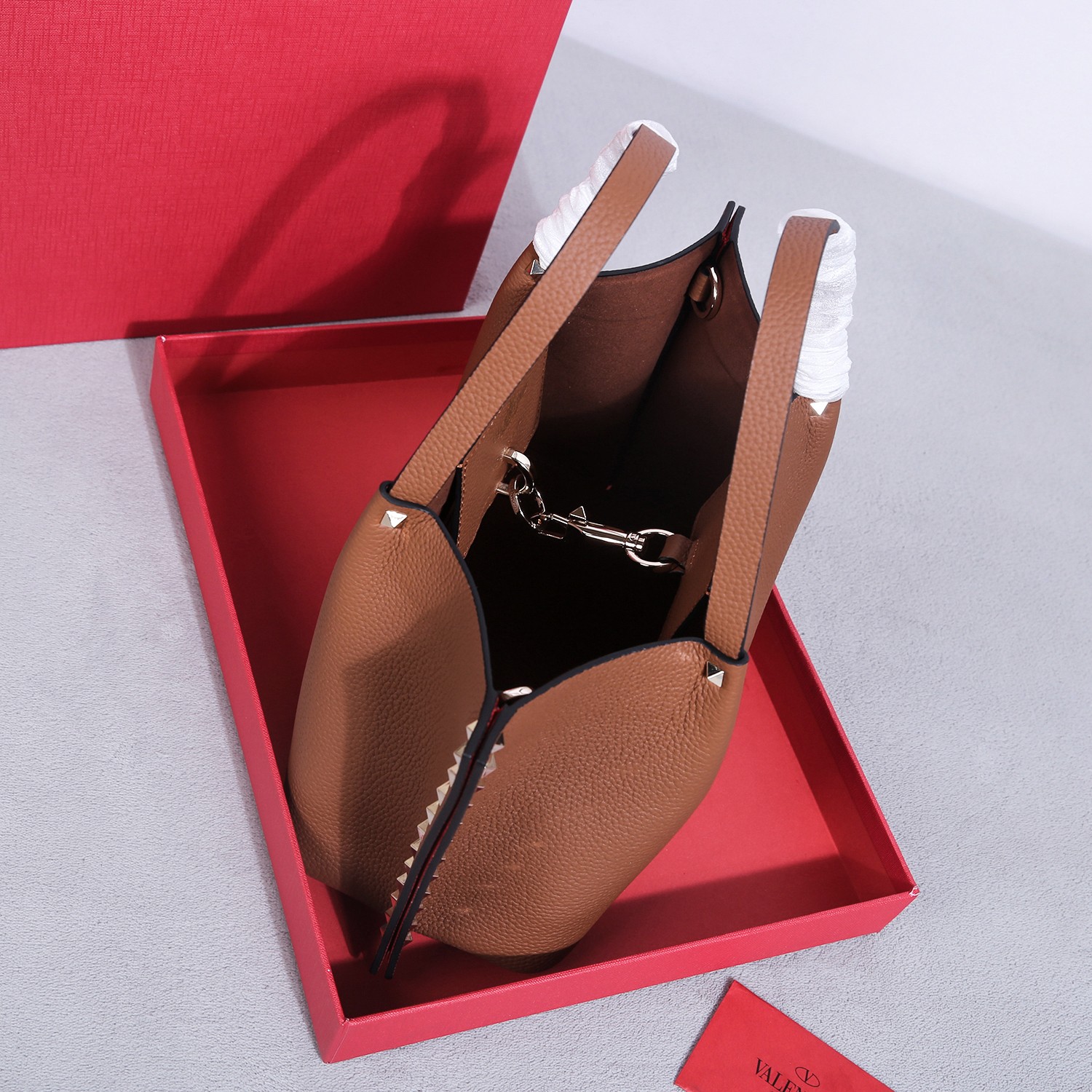 最高級ヴァレンティノスーパーコピー ヴァレンティノバッグコピー ロックスタッズ ペット スモール トート サドルブラウン ZWPB0K68QNV_HG5 レザー シルバー金具 - 画像 (3)