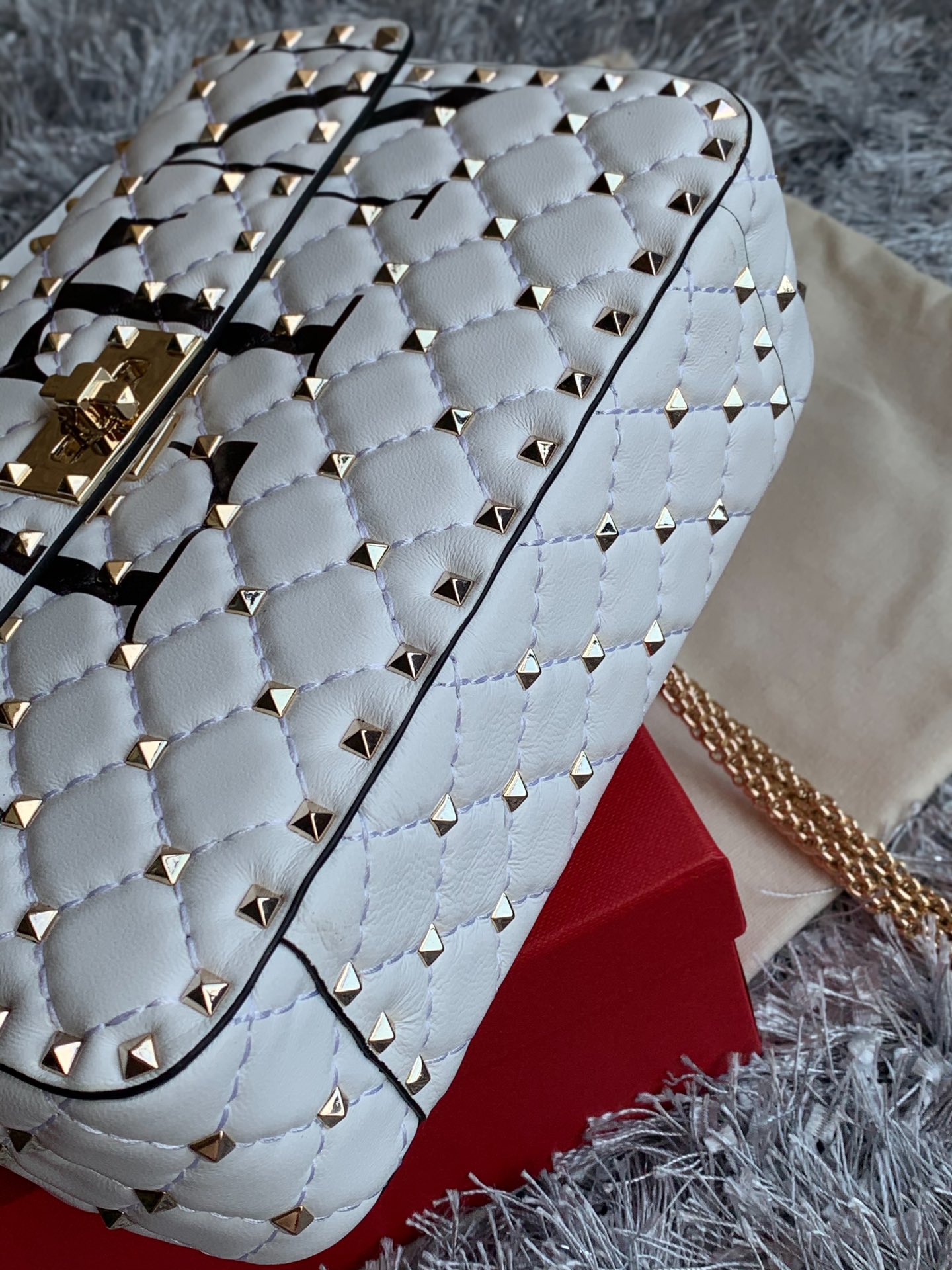 最高級ヴァレンティノスーパーコピー ヴァレンティノバッグコピー ロックスタッズ グレインカーフスキン チェーンウォレット アイボリー 5W2P0U99VSH_098 レザー ゴールド金具 - 画像 (7)