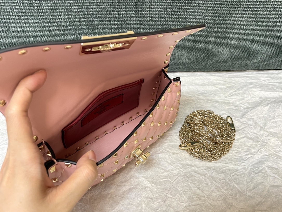 最高級ヴァレンティノスーパーコピー ヴァレンティノバッグコピー ロックスタッズ スパイク ナッパレザー スモールバッグ ピンク 5W2B0123NAP_HW4 レザー ゴールド金具 - 画像 (2)