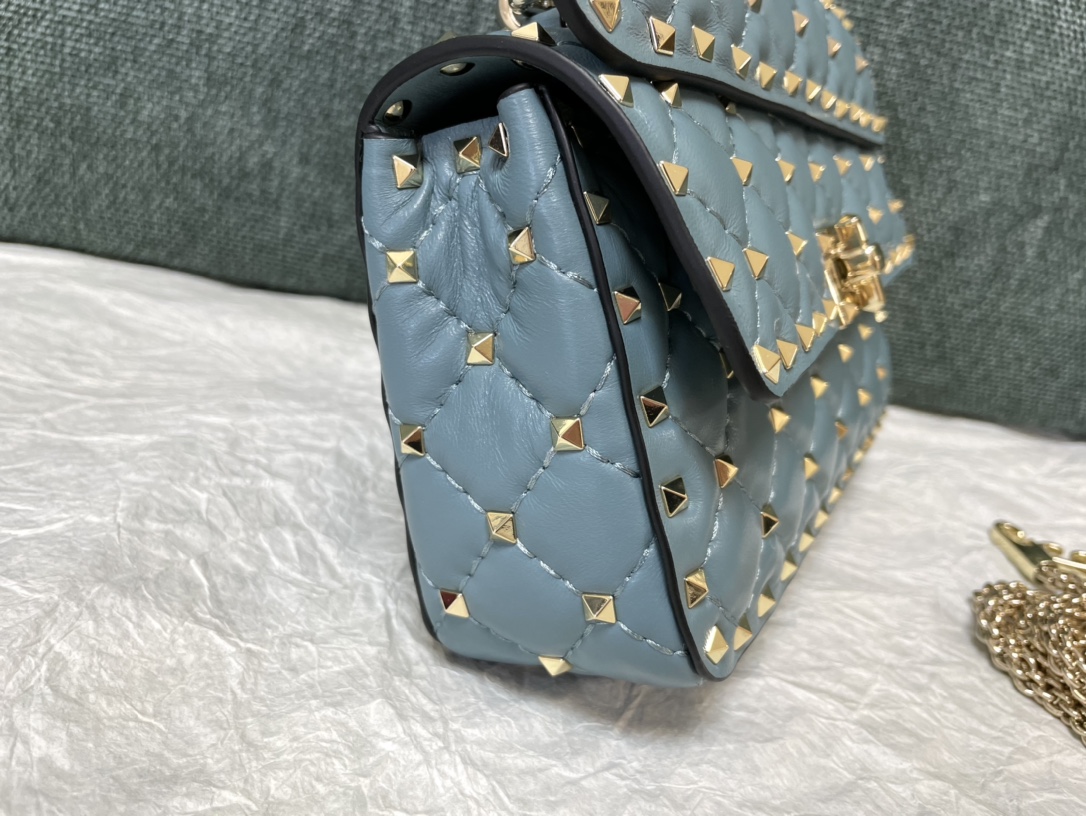 最高級ヴァレンティノスーパーコピー ヴァレンティノバッグコピー ロックスタッズ スパイク ナッパレザー スモールバッグ 青磁器 5W2B0123NAP_ZG5 レザー ゴールド金具 - 画像 (4)