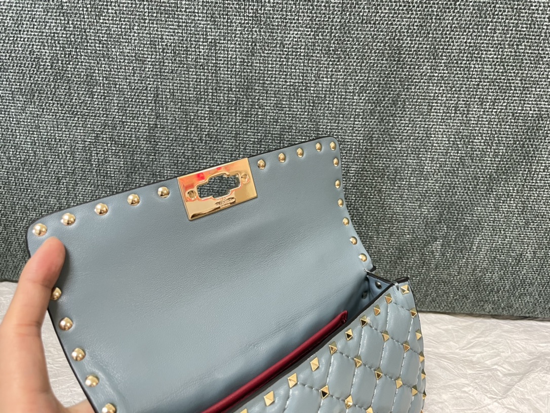 最高級ヴァレンティノスーパーコピー ヴァレンティノバッグコピー ロックスタッズ スパイク ナッパレザー スモールバッグ 青磁器 5W2B0123NAP_ZG5 レザー ゴールド金具 - 画像 (3)