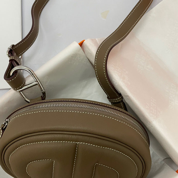最高級HERMESスーパーコピー エルメスインザループコピー インザループ ヴェルソ ウエストバッグ ヴォースイフト エトゥープ シルバー金具【新品】2024W1149 - 画像 (4)