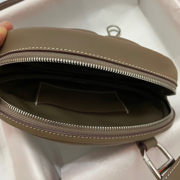 最高級HERMESスーパーコピー エルメスインザループコピー インザループ ヴェルソ ウエストバッグ ヴォースイフト エトゥープ シルバー金具【新品】2024W1149 - 画像 (2)