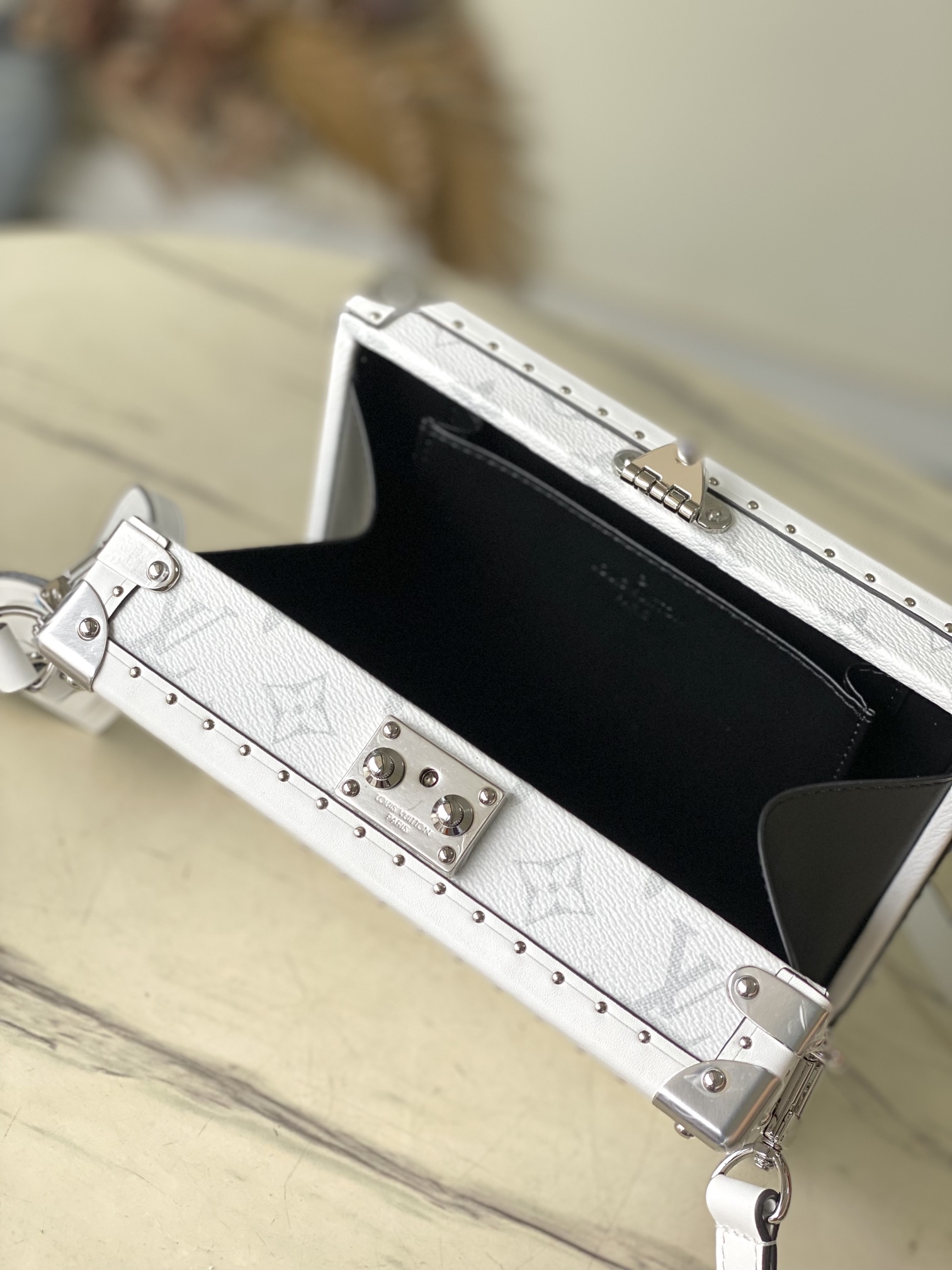 最高級ルイヴィトンスーパーコピー ルイヴィトン モノグラムバッグ コピー クラッチ・ボックス ホワイト M11049 モノグラム・キャンバス シルバー金具 - 画像 (3)