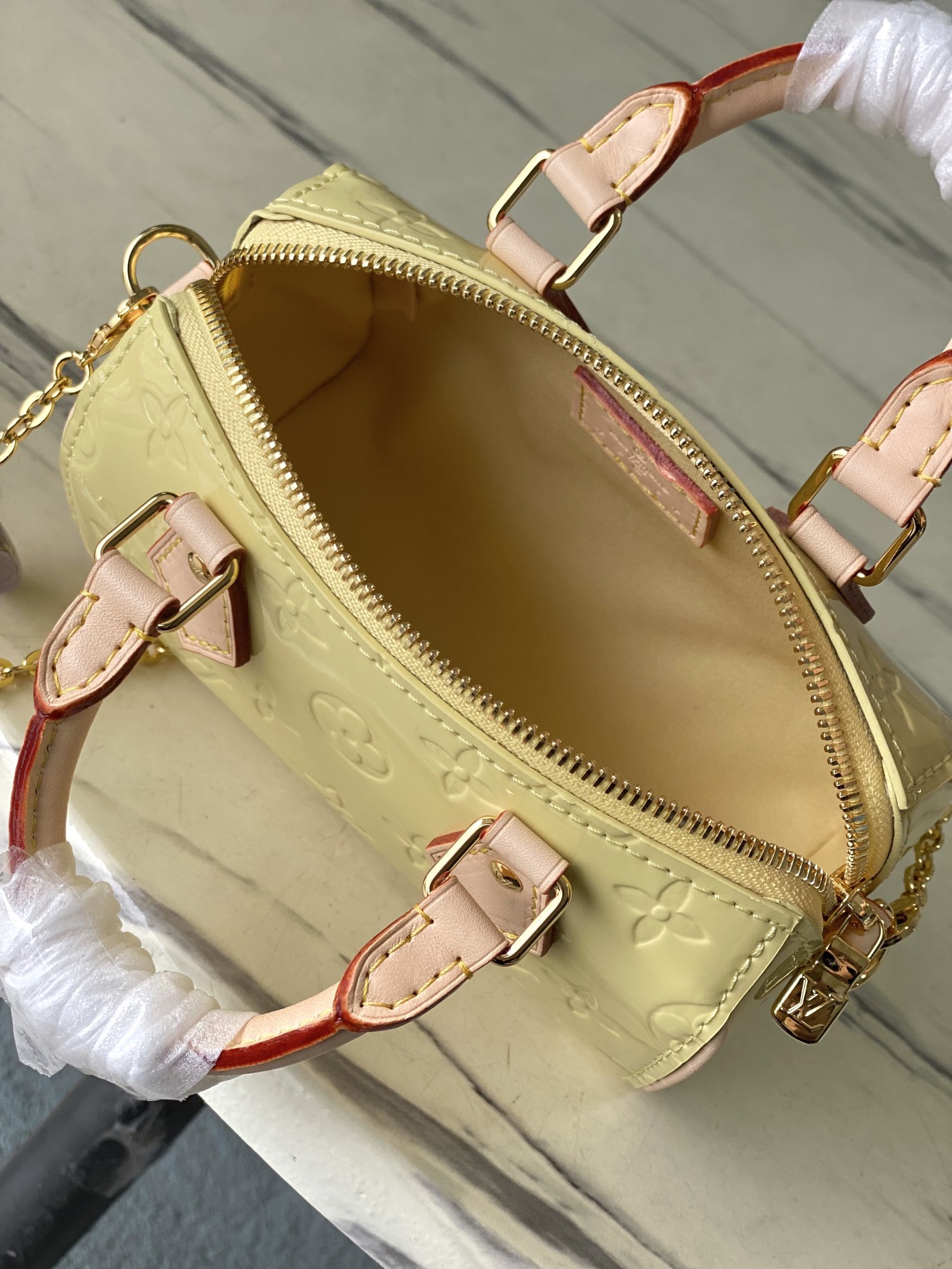 最高級ルイヴィトンスーパーコピー ルイヴィトン ヴェルニバッグ コピー LV リミックス ナノ・スピーディ シック イエロー M83000 モノグラム・ヴェルニ ゴールド金具 - 画像 (3)