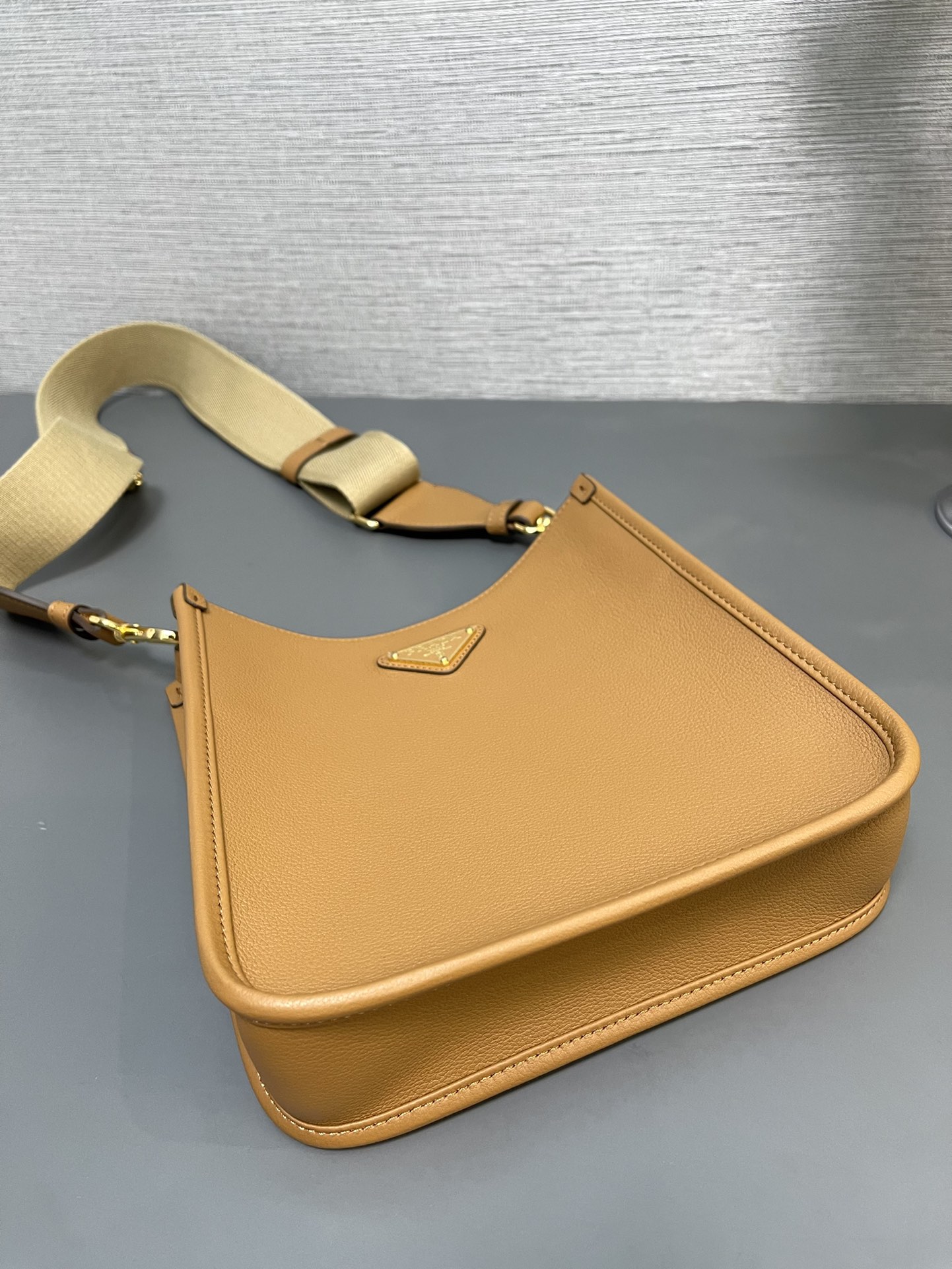 最高級プラダスーパーコピー プラダバッグコピー レザー ミニ ショルダーバッグ キャメル 1BH220_2DKV_F03OE_V_3OO ゴールド金具 - 画像 (5)