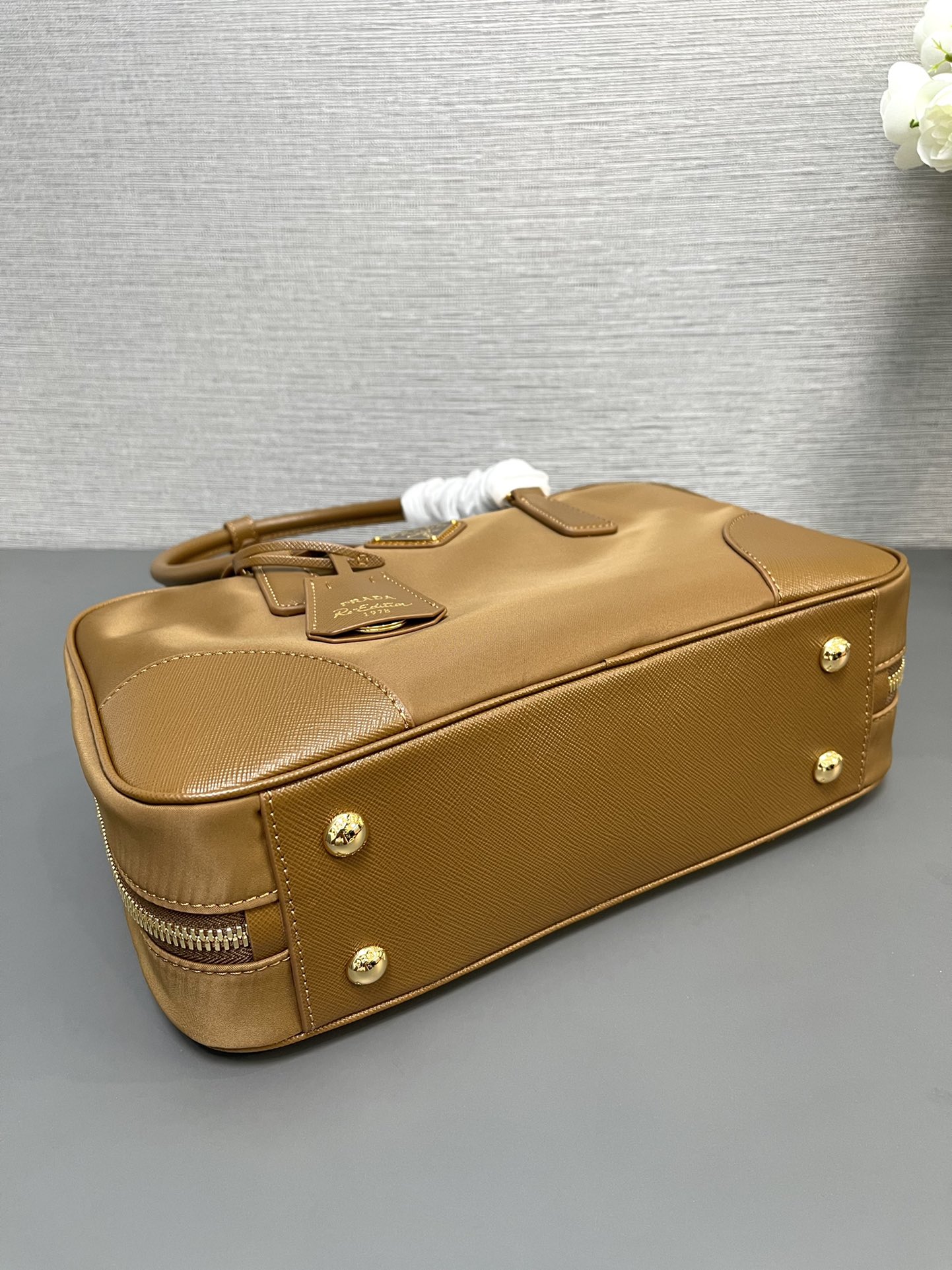 最高級プラダスーパーコピー プラダバッグコピー Re-Edition 1978 ラージ Re-Nylon xサフィアーノレザー ダブルハンドルバッグ ベージュ 1BB115_R064_F0594_V_OOO ゴールド金具 - 画像 (4)