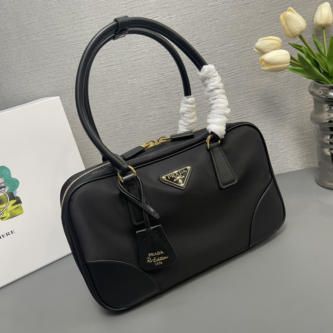 最高級プラダスーパーコピー プラダバッグコピー Re-Edition 1978 ラージ Re-Nylon xサフィアーノレザー ダブルハンドルバッグ ブラック 1BB115_R064_F0002_V_OOO ゴールド金具 - 画像 (9)