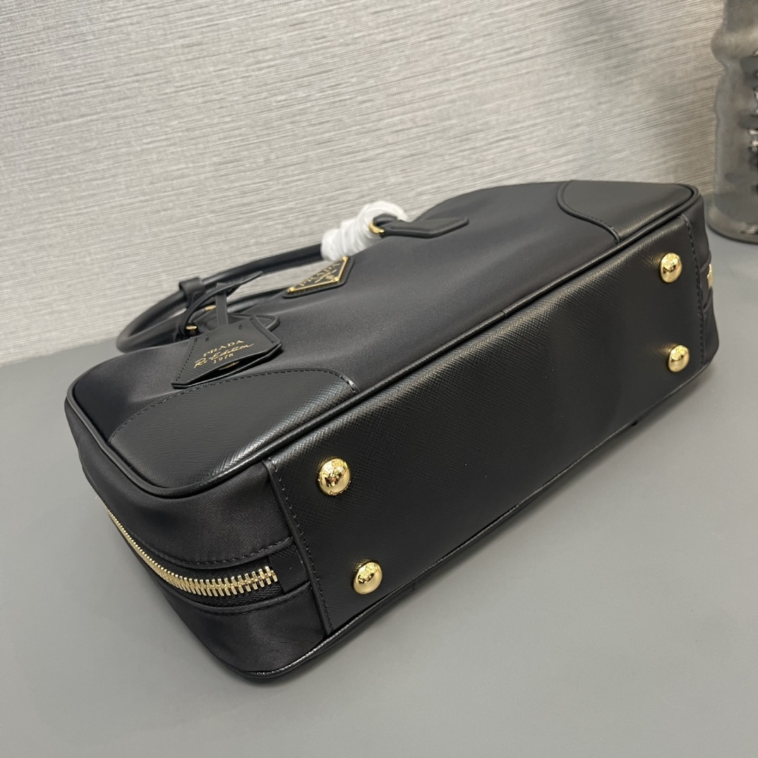 最高級プラダスーパーコピー プラダバッグコピー Re-Edition 1978 ラージ Re-Nylon xサフィアーノレザー ダブルハンドルバッグ ブラック 1BB115_R064_F0002_V_OOO ゴールド金具 - 画像 (4)