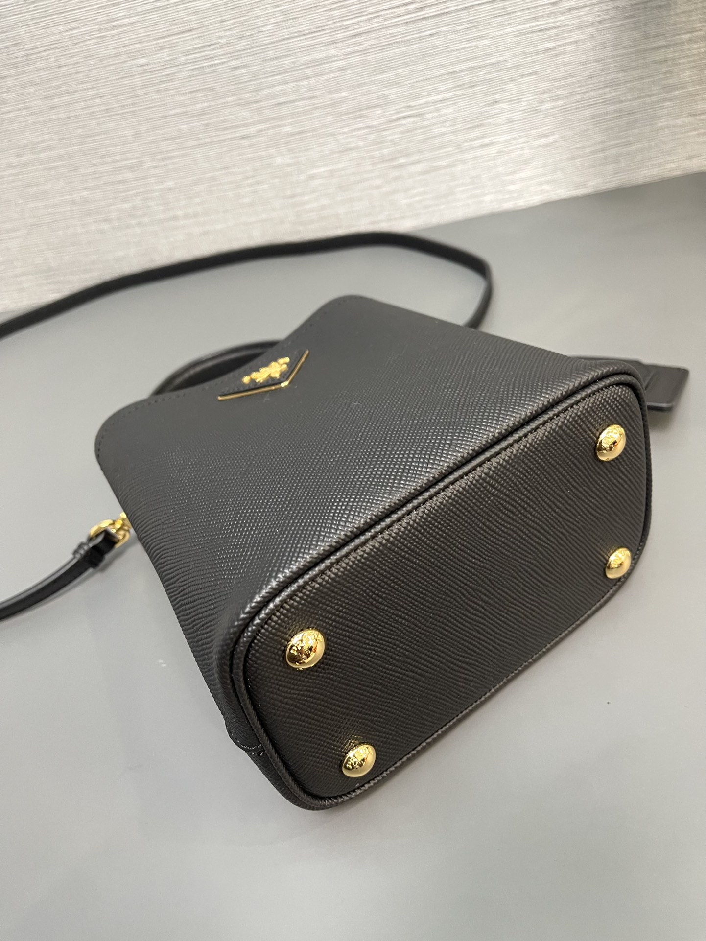 最高級プラダスーパーコピー プラダバッグコピー パニエ サフィアーノレザー スモールバッグ ブラック 1BA217_2ERX_F0002_V_OOO ゴールド金具 - 画像 (4)